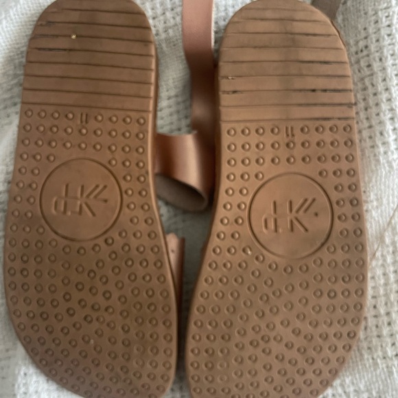 Freshly picked sandals size 11 rose gold - Picture 2 of 2